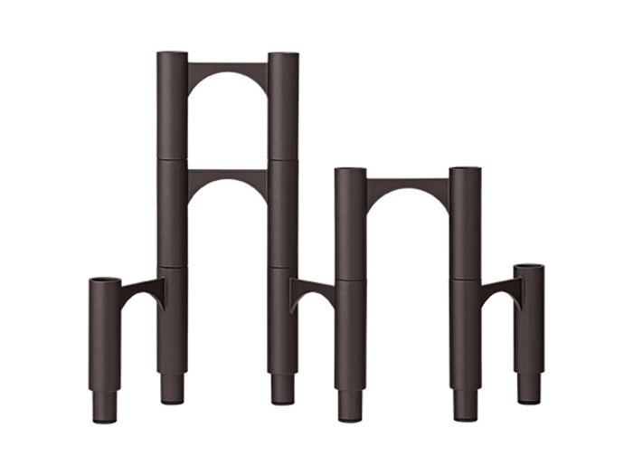 To moderne, modulære brune lysestager med cylindriske baser og buede stik, placeret side om side på en hvid baggrund.