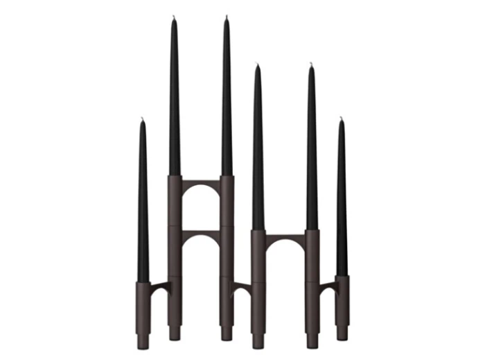 En moderne, mørkebrun kandelaber med seks høje, slanke, sorte lys i varierende højder. Kandelaberen har et buet, geometrisk design.