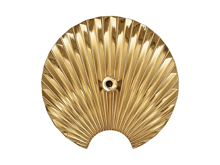 Et dekorativt, vifteformet vægstykke i guld med strålende riller og en central, cirkulær åbning i bunden.