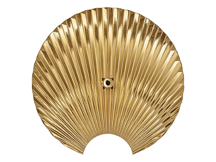 Et rundt, guldfarvet, vifteformet dekorativt vægstykke med en riflet, plisseret struktur og et lille hul i midten.