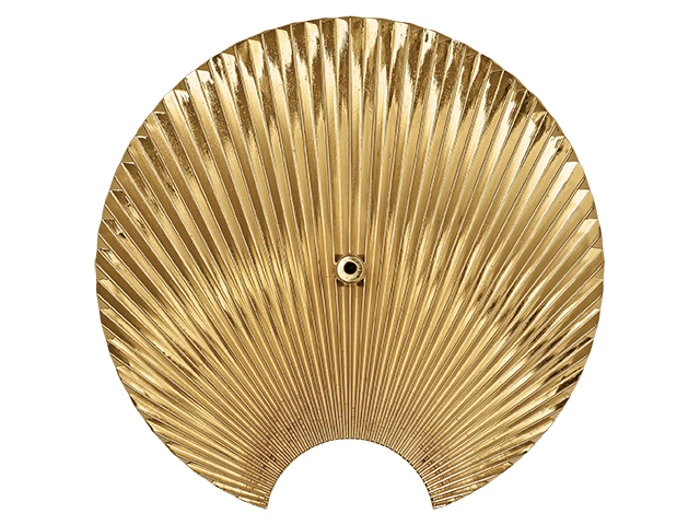 En stor, guldfarvet, vifteformet væglampe med plisserede, strålende linjer og et centralt beslag til en pære.