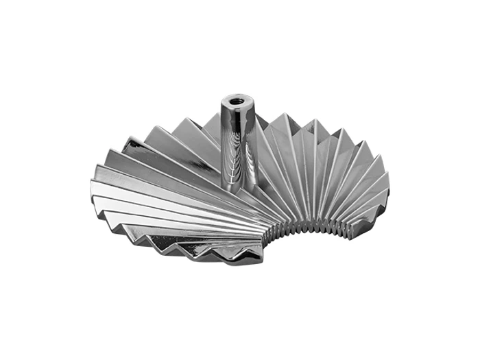 Et skinnende, metallisk mekanisk gear med udstrålende, kantede, vifteformede tænder og et centralt cylindrisk nav, isoleret på en hvid baggrund.