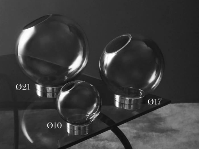 Tre klare glaskugler i forskellige størrelser med vinklede åbninger og metalbunde er udstillet på en glasoverflade. Kuglerne er mærket Ø21, Ø10 og Ø17, hvilket angiver deres diameter.
