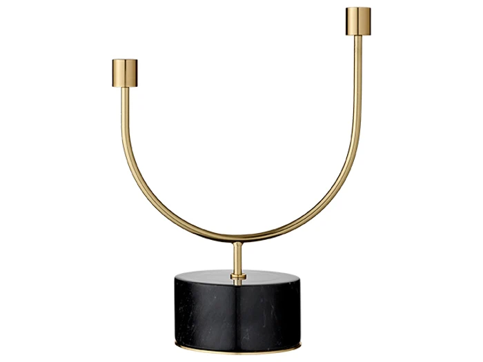 En moderne guldfarvet lysestage med to arme, formet som et bredt U, monteret på en rund base af sort marmor.