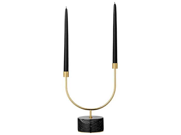 En moderne U-formet lysestage i guld med en sort marmorbase, der holder to høje sorte fyrfadslys.