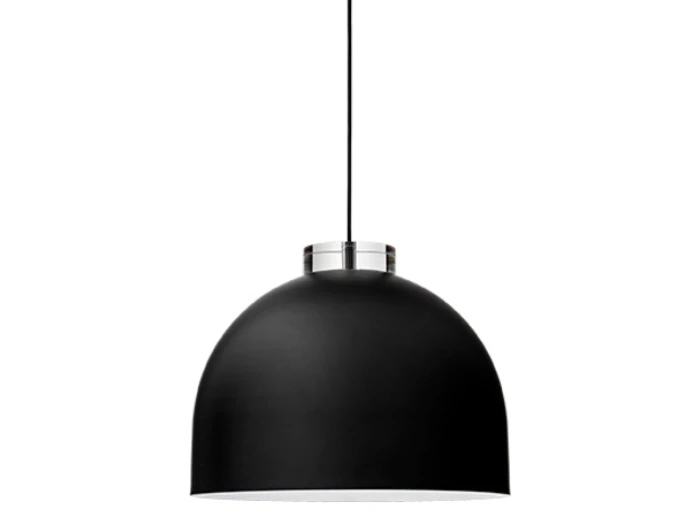 En moderne sort kuppelformet pendel med en sølvfarvet accent i toppen, der hænger i en sort ledning mod en hvid baggrund.