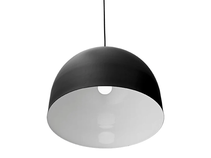 En minimalistisk sort kuppelformet pendellampe med hvidt indre, der hænger i en sort ledning mod en hvid baggrund.