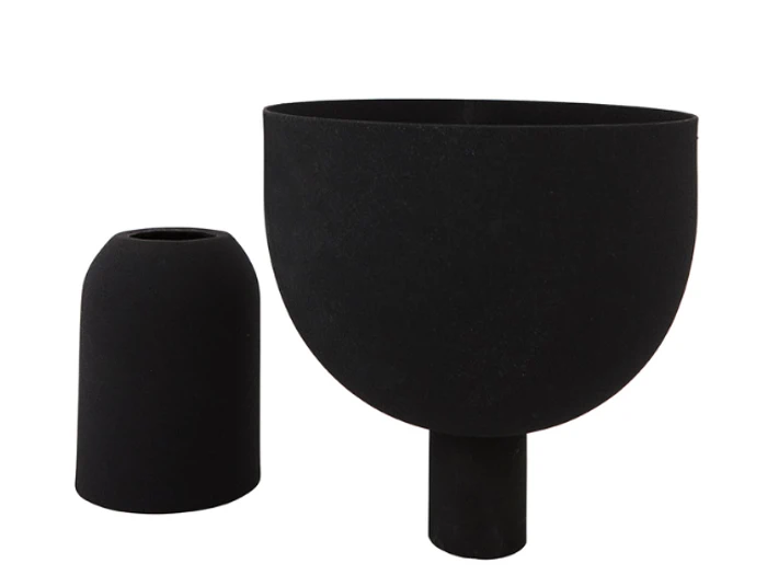To sorte genstande: den ene er en høj, smal cylinder med en afrundet top, og den anden er en større, skålformet genstand med en cylindrisk bund, begge på en hvid baggrund.