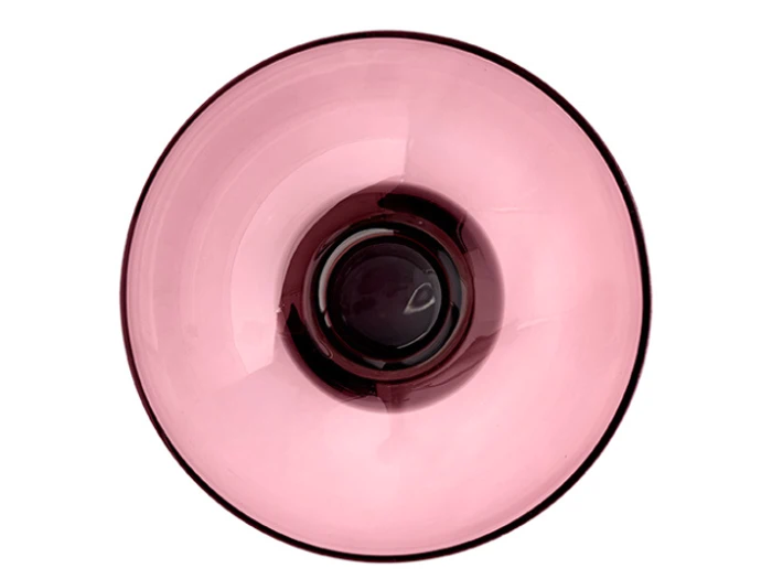 Et billede oppefra og ned af en lyserød glasskål eller kop med en mørk midte, der viser cirkulære mønstre og en gennemskinnelig effekt.
