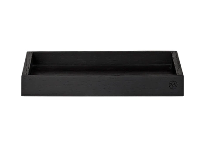 En rektangulær, sort træbakke med let hævede kanter og et minimalistisk design med et lille cirkulært logo i forreste højre hjørne.