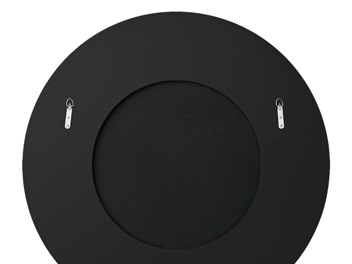 Bagsiden af en rund, sort genstand, muligvis et spejl eller en ramme, med to metalophæng fastgjort nær toppen.