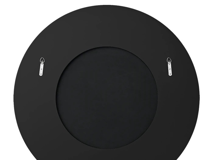 En rund sort genstand, muligvis en ramme eller et spejl, med to metalophæng symmetrisk fastgjort på bagsiden.