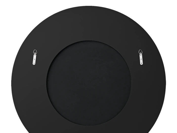 Bagsiden af en rund, sort genstand, muligvis et spejl eller en ramme, med to metalophæng fastgjort nær toppen.