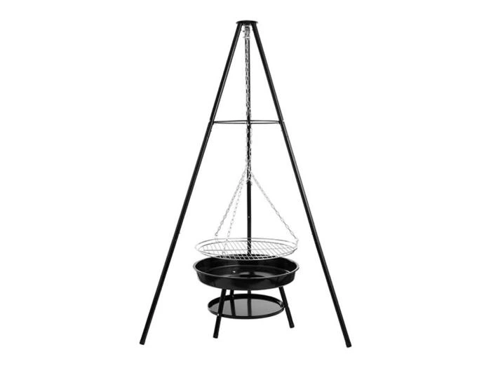 En sort trefodsgrill med en rund rist ophængt i kæder over en ildskål på tre ben.