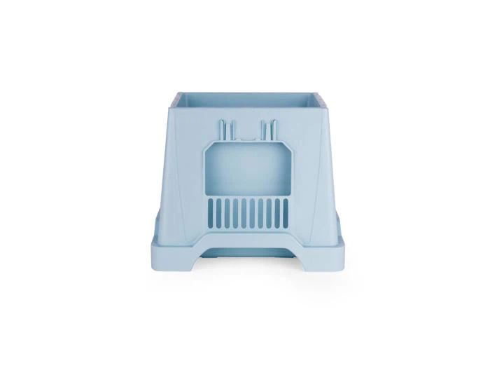 En lyseblå plastbeholder med en rektangulær åbning og ventilationsåbninger på forsiden, set forfra mod en hvid baggrund.