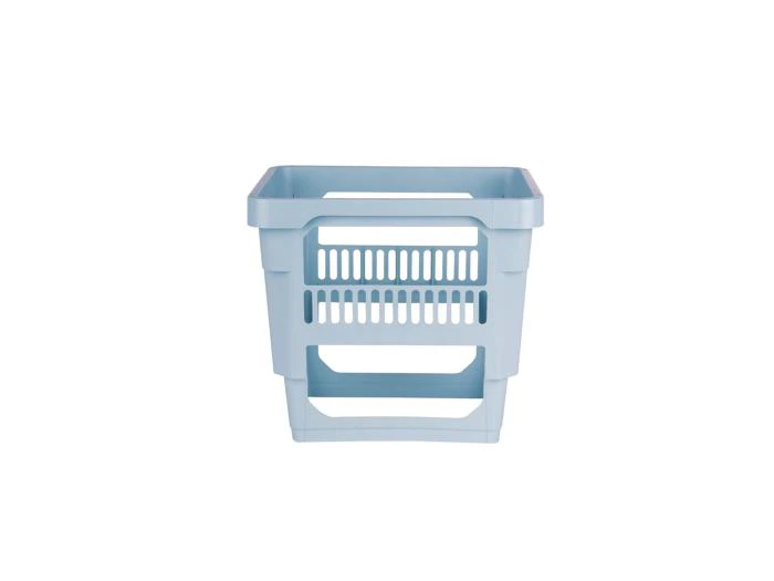 En lyseblå opbevaringskurv af plast med åbne sider og håndtag, vist på en hvid baggrund.