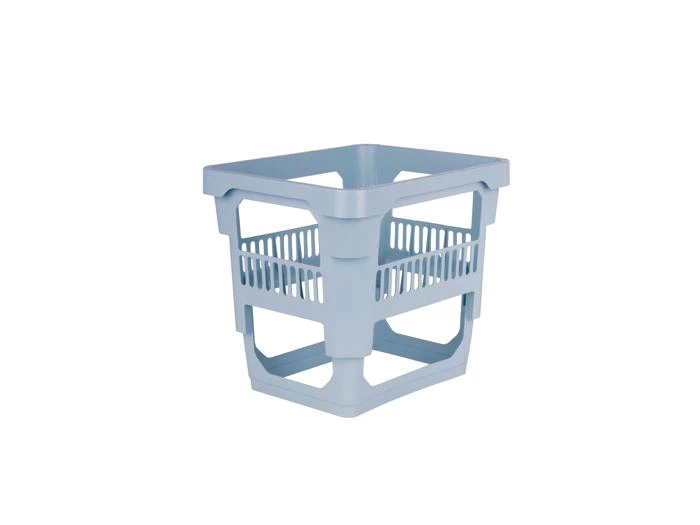Lyseblå, firkantet opbevaringskurv i plast med åbne sider og slidset design, vist på hvid baggrund.