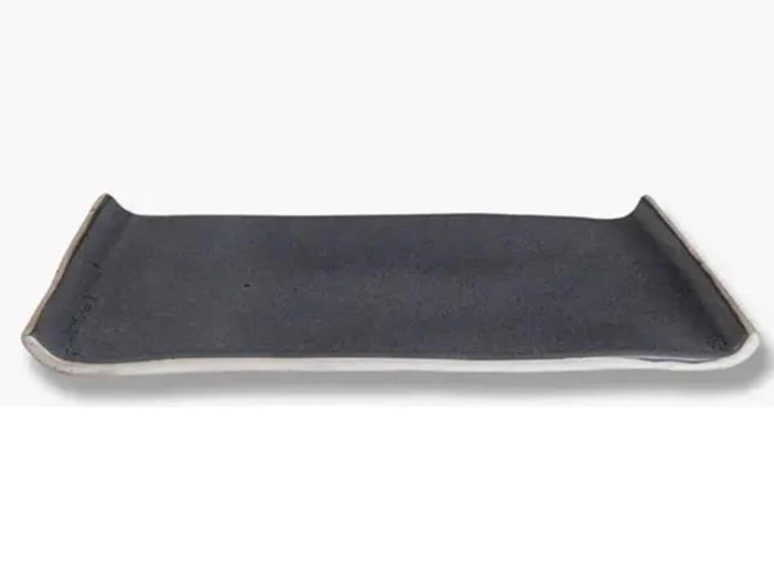 En rektangulær, mørkegrå keramikbakke med let forhøjede og buede kanter på to sider på en almindelig hvid baggrund.