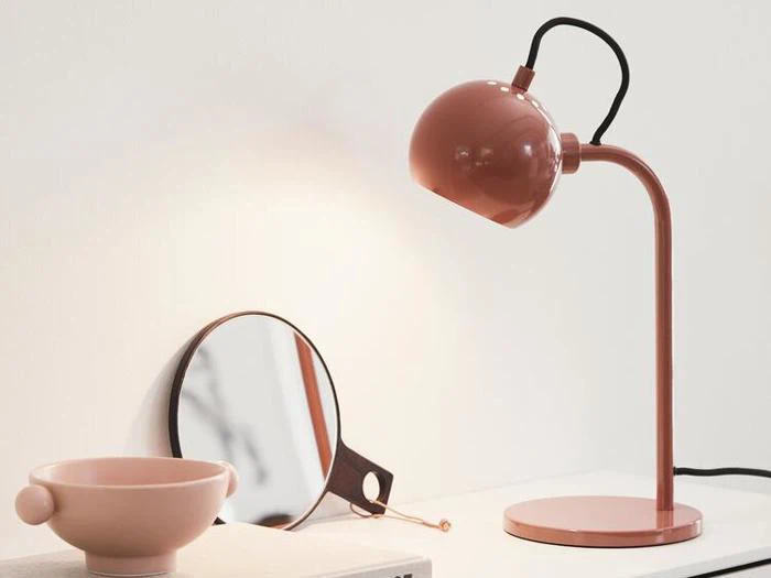 Frandsen Ball bordlampe glossy red fra Massive Stock
