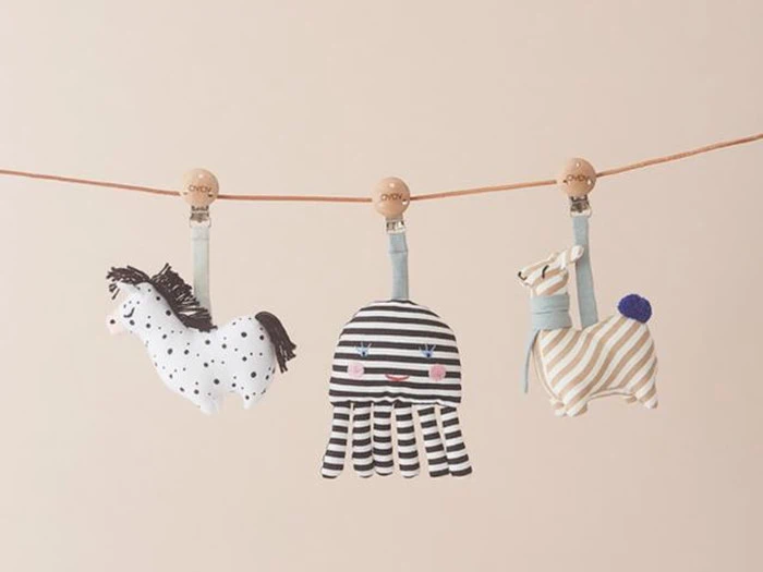 Barnevognsklips lama fra OYOY - lysebrun/hvid