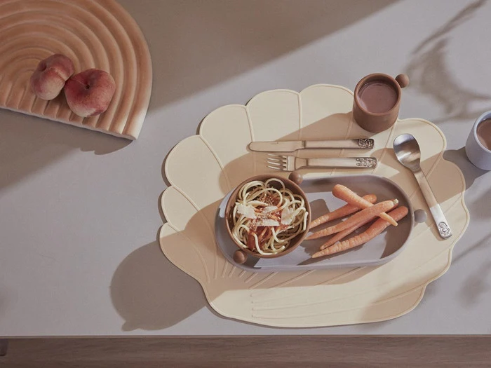 OYOY, Regnbue Hagesmæk, Slinkii dækkeserviet, bestik