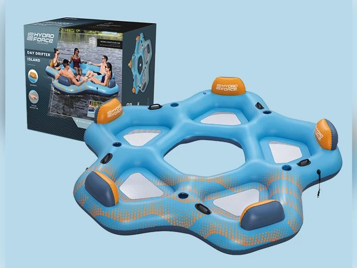 En blå og orange oppustelig flydeø med seks sæder, vist ved siden af salgsæsken med et billede af mennesker, der bruger flyderen på vandet.