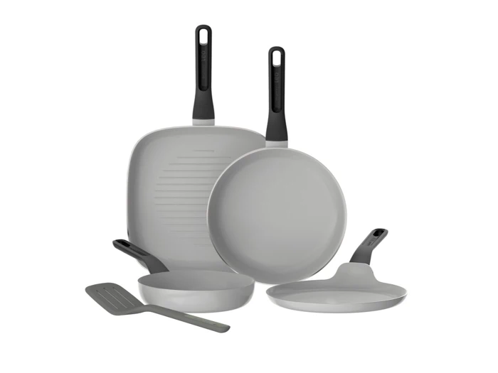 Et sæt bestående af fire lysegrå non-stick-pander med sorte håndtag og en matchende spidsvender.