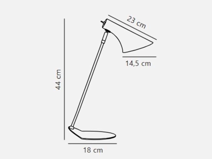 Stregtegning af en skrivebordslampe med mål: 44 cm høj, 18 cm bredde på basen, 23 cm længde på lampeskærmen og 14,5 cm højde på lampeskærmen.