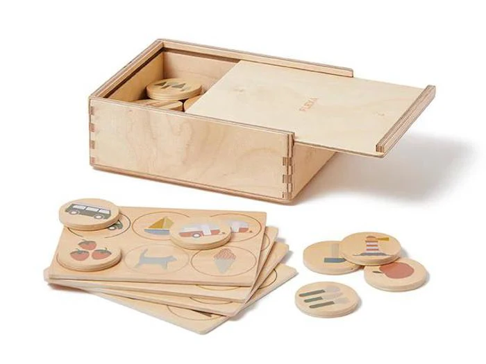 Et matchningsspil i træ med illustrerede skiver og plader, der viser billeder som biler, dyr og mad, med en opbevaringsboks med skydelåg.