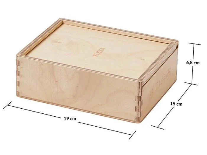 En rektangulær trækasse med låg, der måler 19 cm i længden, 15 cm i bredden og 6,8 cm i højden, vist med mærkede mål.