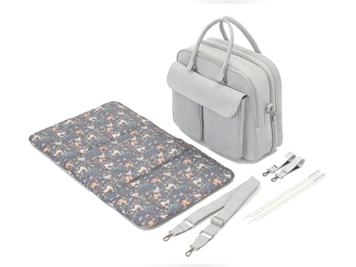 En lysegrå pusletaske med håndtag, et matchende pusleunderlag med dyreprint, to stropper, to clips og tre hvide stænger på en hvid baggrund.