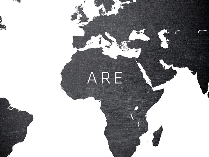 Plakatsæt: 3 delt verdenskort med teksten:  "WE ARE ONE"