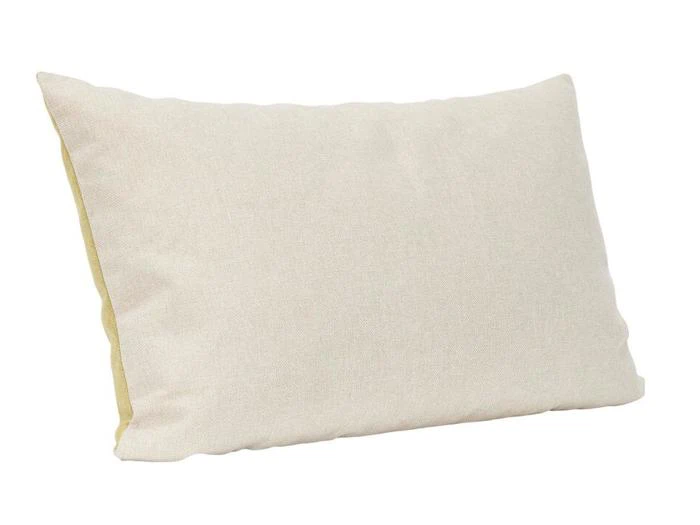 En rektangulær, lys beige pude med et enkelt, ensfarvet stofbetræk, vist mod en hvid baggrund.