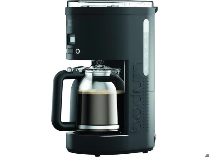 En sort Bodum-kaffemaskine med en glaskaraffel fyldt med kaffe, med betjeningsknapper og en vandstandsindikator på siden.