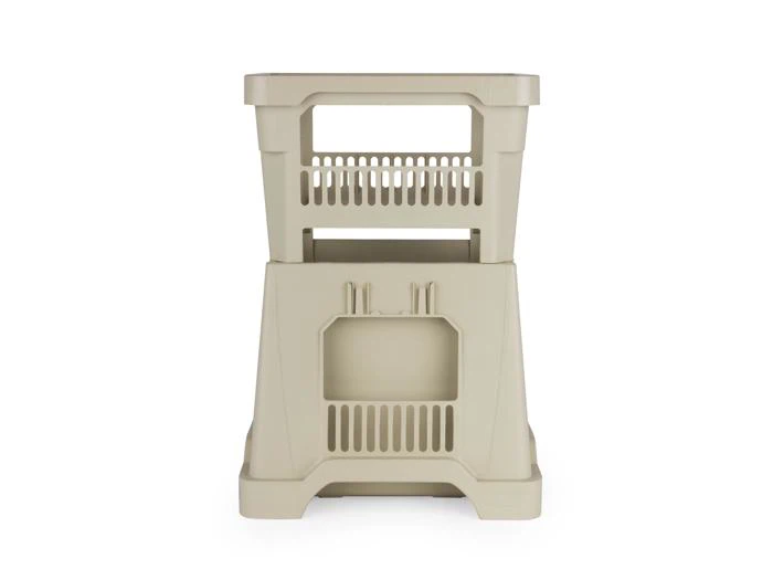 En beige plastskammel med to niveauer, stabelbart design og indbyggede håndtag, vist på en hvid baggrund.