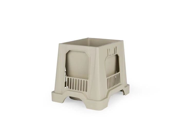 En beige plastikskammel med et åbent rektangulært design og robuste ben, placeret på en hvid baggrund.