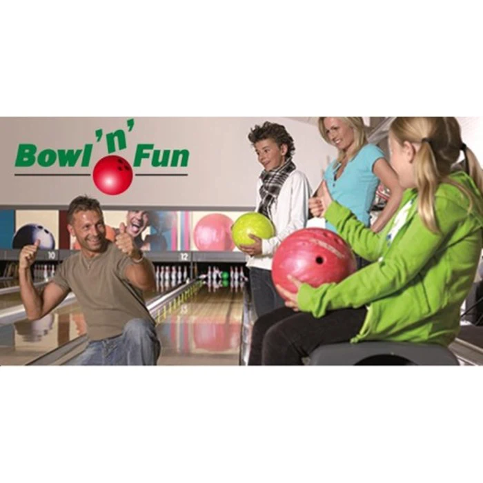 En gruppe på fire personer på en bowlingbane smiler og holder bowlingkugler; et Bowl n Fun-skilt ses i baggrunden.
