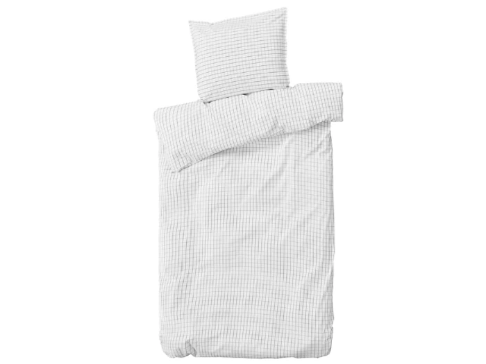 En pænt redt seng med et hvidt og lysegråt ternet dynebetræk og matchende pude, set ovenfra på en hvid baggrund.