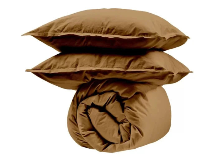 To brune puder er stablet oven på en sammenrullet brun dyne, alt sammen på en hvid baggrund.