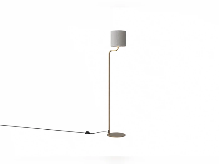 Stående lampe med et slankt, guldfarvet stativ, en cylindrisk grå lampeskærm og en sort strømledning.