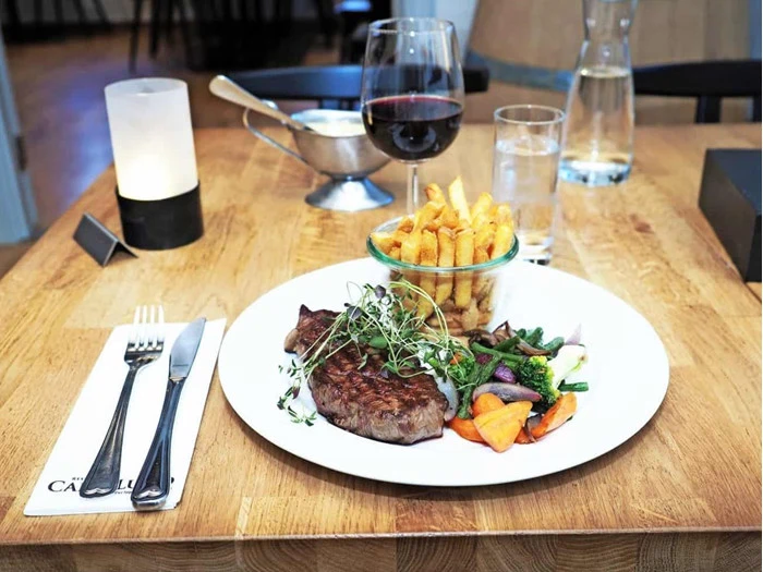 Friskfanget helstegt rødspætte for 4 personer på Restaurant Carlslund i Odense