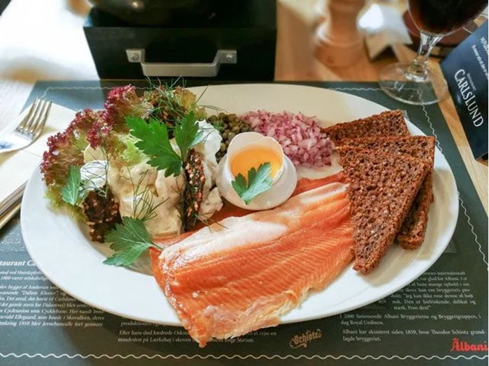 Friskfanget helstegt rødspætte for 4 personer på Restaurant Carlslund i Odense