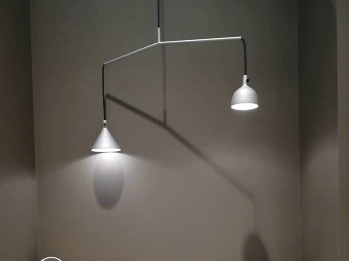 Cast pendant Lampe shape 4 i Aluminum fra Menu