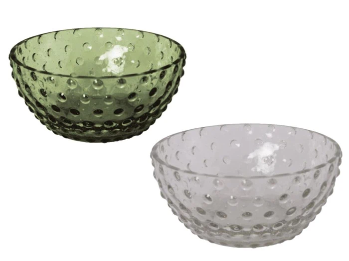 To glasskåle med ophøjet prikmønster, en i lysegrønt og en i klart glas, står side om side på en hvid baggrund.