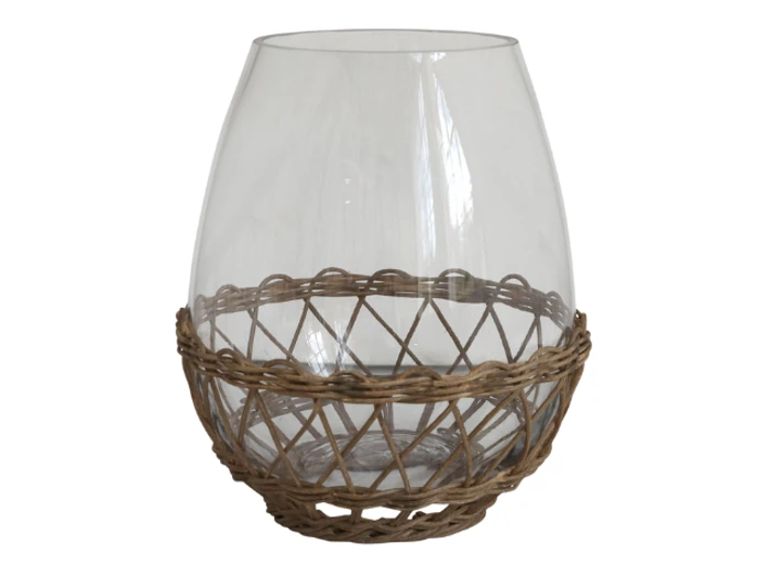 En klar glasvase med en afrundet form, delvist indpakket i bunden i flettet naturbrunt kurveflet.