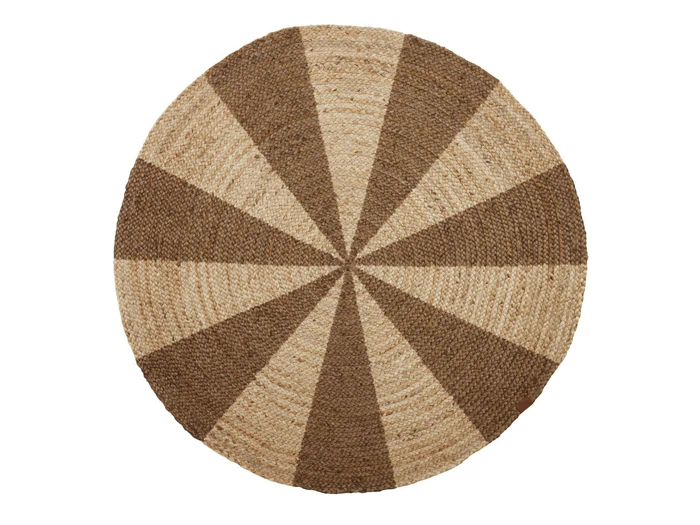 Rundt vævet tæppe med skiftevis lyse og mørkebrune trekantede segmenter, der skaber et solstråle- eller pinwheel-mønster.