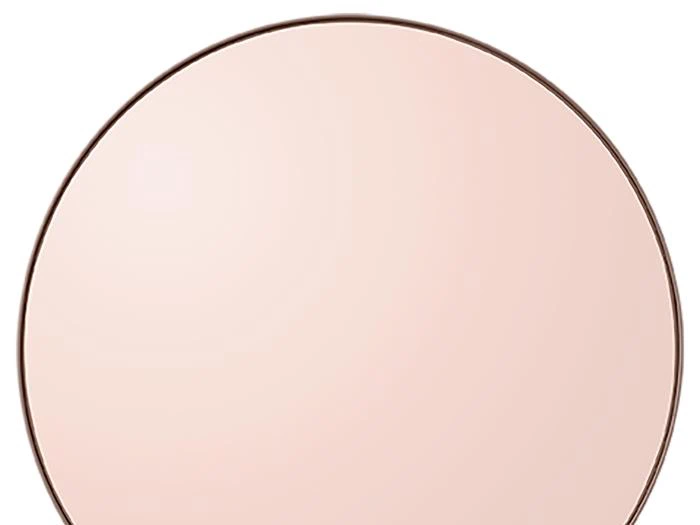Et rundt, rammeløst spejl med en blød rosa nuance, vist mod en almindelig hvid baggrund.