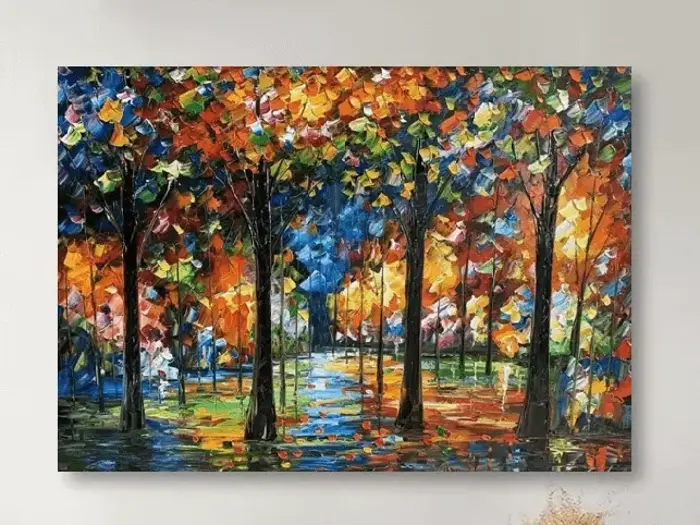 Farverigt impressionistisk maleri af høje træer med levende efterårsblade i orange, gule, blå og røde nuancer og en sti, der løber gennem skoven.