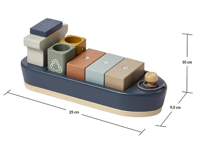 Legetøjsbåd af træ med pastelfarvede klodser stablet ovenpå, med et genbrugssymbol og mål: 25 cm lang, 9,5 cm bred og 10 cm høj.