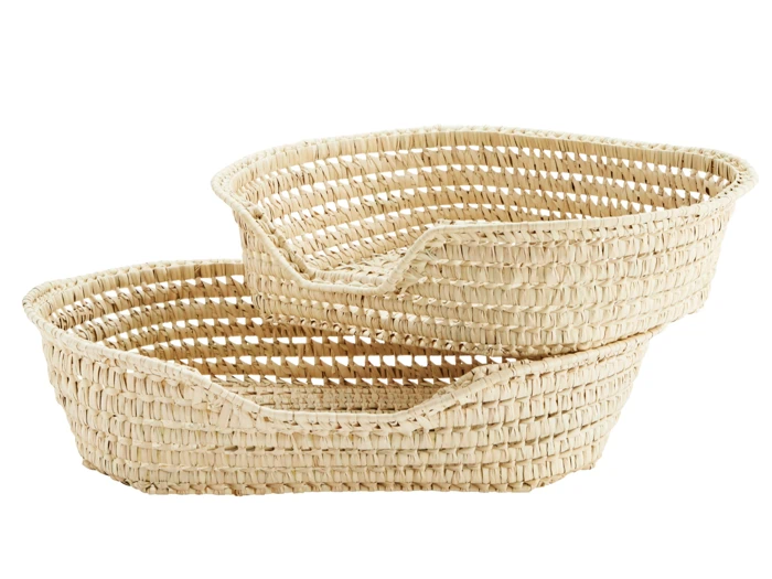 To rektangulære flettede kurve stablet oven på hinanden, begge med let buede sider og en åben top.